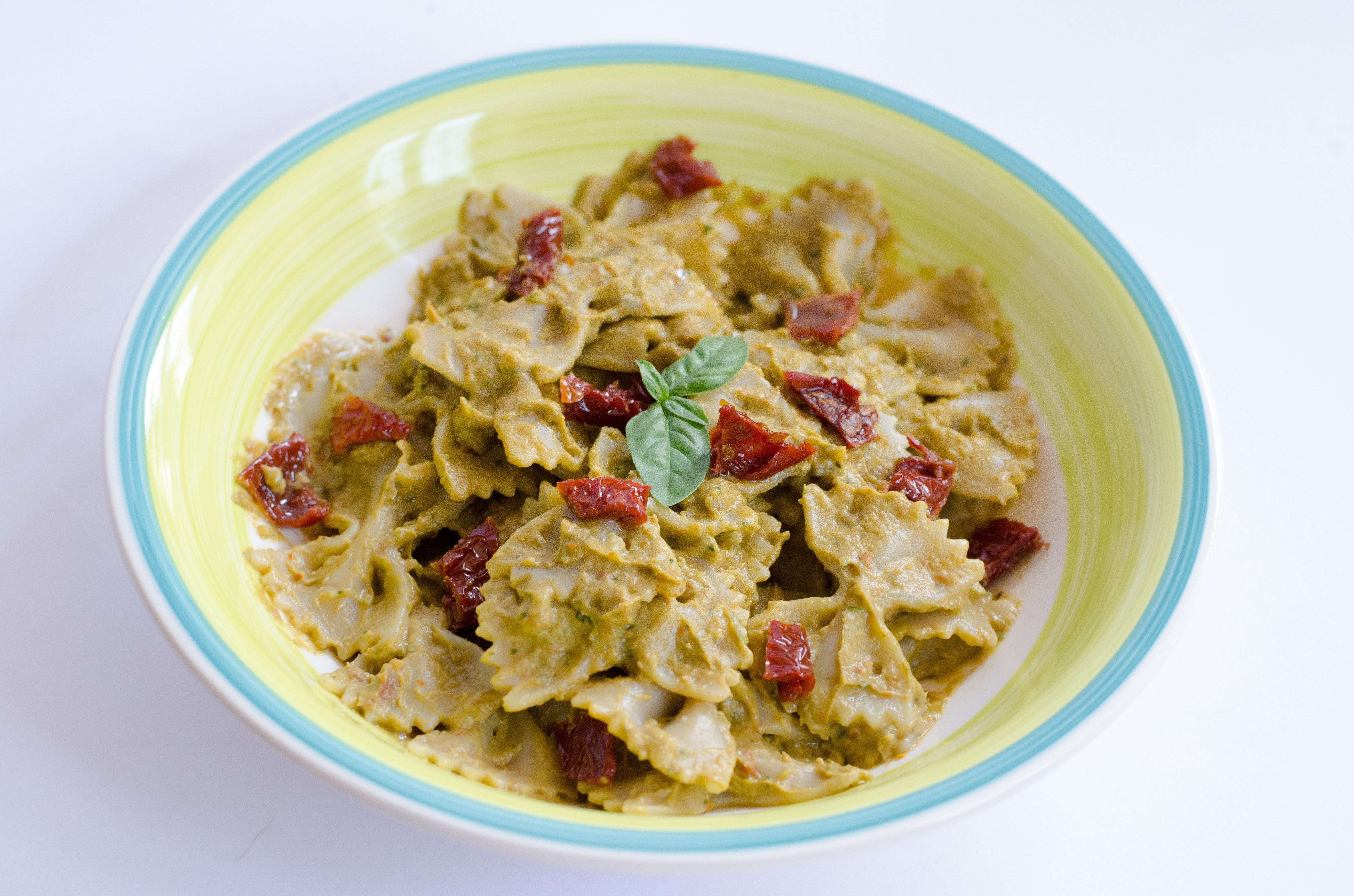 Pasta integrale alla crema di avocado e pomodori secchi